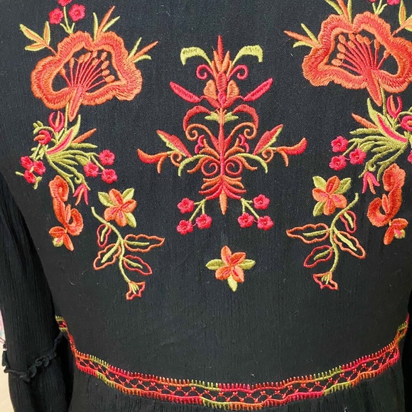 Embroidered dress! - Picture 4 of 6